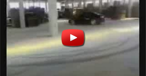 Bmw M3 drifting num edificio